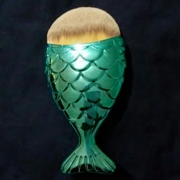 Teal Mermaid Tail Foundation Brush - Picture 1 of 2